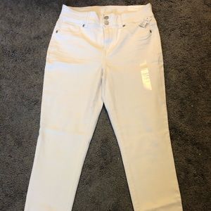 Maurices NWT size Medium Short White Skinny Jeans